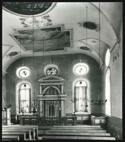 Im Rahmen der Novemberpogrome kam es auch zu Angriffen auf die Synagoge in Hohenems. Fenster wurden eingeworfen und Teile des Inventars entwendet. Auf dem jüdischen Friedhof brachten Angehörige der Hitlerjugend Grabsteine zum Umstürzen. (Quelle: Jüdisches Museum Hohenems)