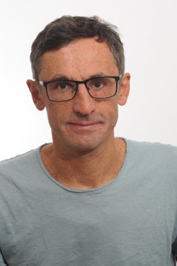 Peter Pirker ist Historiker und Politikwissenschaftler. Zu seinen Forschungsschwerpunkten gehören die NS-Herrschaft und Nachkriegspolitik in Österreich, die Geschichte des Zweiten Weltkriegs und Vergangenheits- und Geschichtspolitik. (Quelle: Peter Pirker)