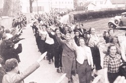 Illegale NS-Demonstration der Skisportler in Dornbirn, 10 Tage vor dem "Anschluss" 1938. (Quelle: Fotoarchiv der Johann-August-Malin-Gesellschaft)