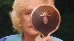 "Die hundertjährige Lebens- und Wirkungsgeschichte Leni Riefenstahls ist ein Schlüssel zum Verständnis der Manipulationsmechanismen, denen wir heute wieder begegnen." Sandra Maischberger (Quelle: Bavaria Media)