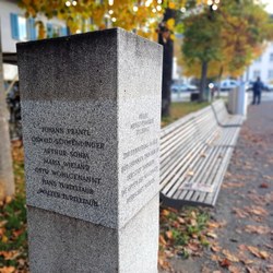 Gedenkstein für die Dornbirner Opfer des Nationalsozialismus, errichtet 1993 Neuhauser Granit, 165 x 45 x 45 cm  © Stadtmuseum Dornbirn, 2024